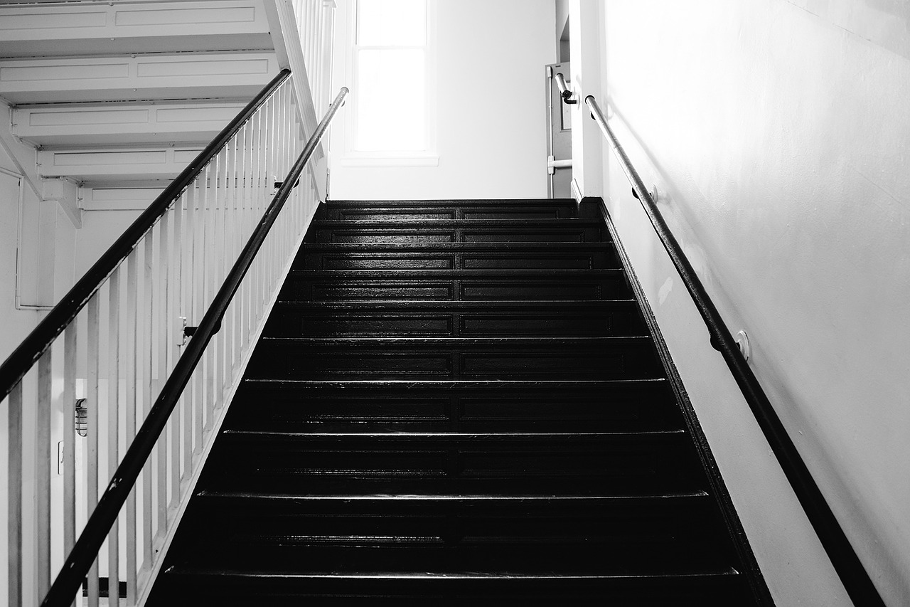 Nowoczesne wykończenie schodów w domu czyli schody z paneli – opinie