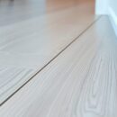 Błędy przy łączeniu podłogi z listwami: jak zaplanować montaż i uniknąć uszkodzeń oraz niedoskonałości wykończenia