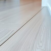 Błędy przy łączeniu podłogi z listwami: jak zaplanować montaż i uniknąć uszkodzeń oraz niedoskonałości wykończenia