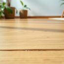 Podłoga przy alergii: jak wybrać materiał minimalizujący kurz, roztocza i emisję chemikaliów
