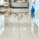 Błyszcząca podłoga bez smug: jak dobrać i czyścić nawierzchnię pod kątem stylu i praktyczności