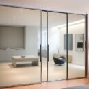 Szklane drzwi przesuwne do szafy. Drzwi nie tylko do domu – szklane drzwi na wymiar.