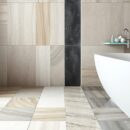 Podłoga do łazienki: jak wybrać trwały i bezpieczny materiał odporny na wilgoć i śliskość