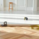 Łączenie podłóg bez progów: jak zaplanować efekt gładkiej powierzchni i uniknąć typowych błędów montażu