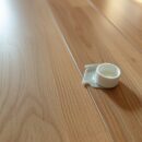 Domowe sposoby na rysy w panelach i winylu: jak skutecznie zamaskować i naprawić uszkodzenia?