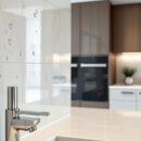 Panele wodoodporne w praktyce: jak działają i kiedy warto je wybrać do wilgotnych pomieszczeń