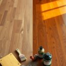 Zły kolor podłogi: jak przygotować renowację i uniknąć typowych błędów przy zmianie barwy drewna