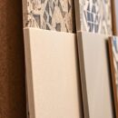 Podłoga do łazienki a bezpieczeństwo antypoślizgowe: jak wybrać i na co zwrócić uwagę przy zakupie płytek